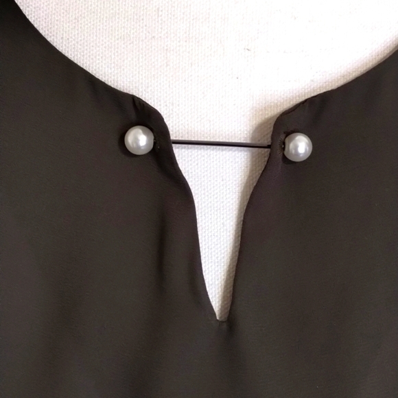 Apt. 9 Army Green Blouse Size Medium Pearl Neck Detail Short Sleeve - Picture 3 of 11